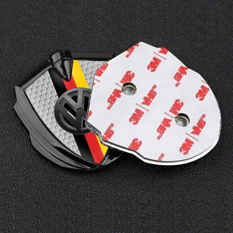VW Abzeichen selbstklebend Graphit Tonfarbe mit Wabeneffekt Basis und 3D Logo Deutsche Trikolore