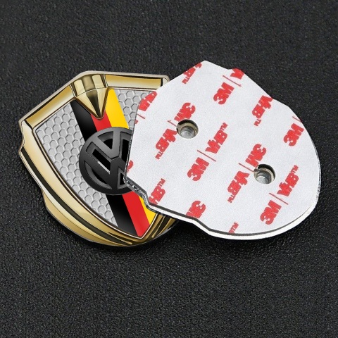 VW Abzeichen selbstklebend Goldtonfarbe mit Wabeneffekt Basis und 3D Logo Deutsche Trikolore