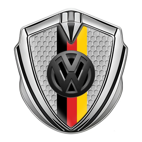 VW Abzeichen selbstklebend Silbertonfarbe mit Wabeneffekt Basis und 3D Logo Deutsche Trikolore