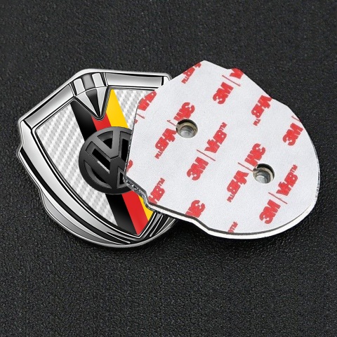 VW Emblem Auto Zeichen Silbertonfarbe mit Weiss Kohlenstoff Basis und 3D Logo Deutsche Trikolore