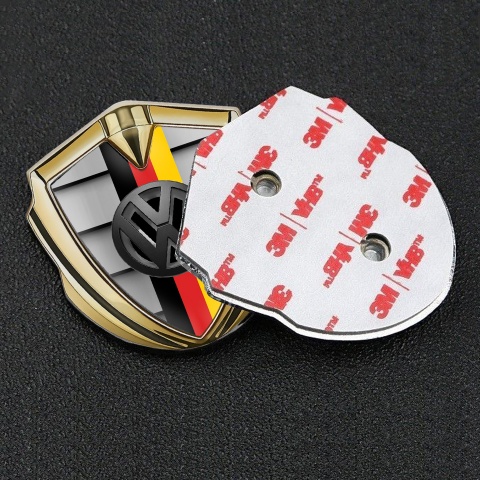 VW Emblem Logo Schriftzug Aufkleber mit Goldtonfarbe Frontgrilleffekt Basis und 3D Logo Deutsche Trikolore