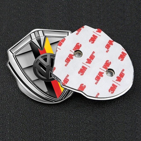VW Emblem Logo Schriftzug Aufkleber mit Silbertonfarbe Frontgrilleffekt Basis und 3D Logo Deutsche Trikolore