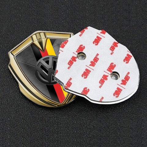 VW Emblem Abzeichen Goldtonfarbe mit Gemischte Oberflache Basis Design und 3D logo Deutsche Trikolore