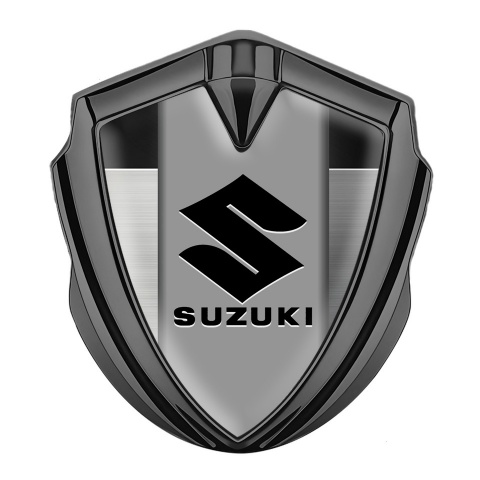 Suzuki Abzeichen selbstklebend  Graphit Tonfarbe Geburstetes Metall Basis mit Schwarz Logo