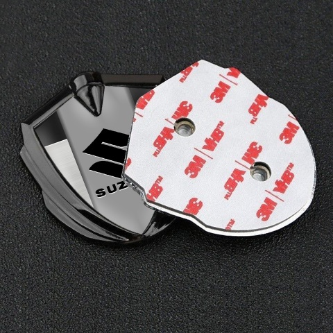 Suzuki Abzeichen selbstklebend  Graphit Tonfarbe Geburstetes Metall Basis mit Schwarz Logo