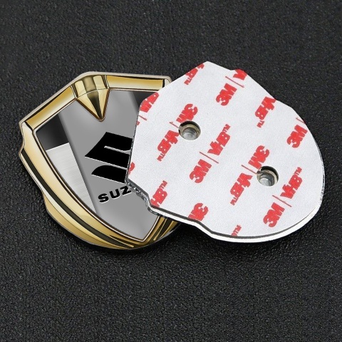 Suzuki Abzeichen selbstklebend Goldtonfarbe Geburstetes Metall Basis mit Schwarz Logo