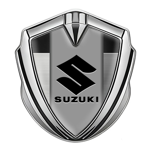 Suzuki Abzeichen selbstklebend Silbertonfarbe Geburstetes Metall Basis mit Schwarz Logo