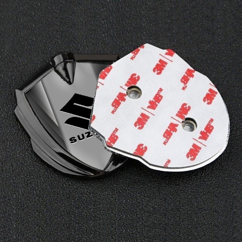 Suzuki Emblem Logo Schriftzug Aufkleber Graphit Tonfarbe Graue Striche Effekt mit Schwarz Logo