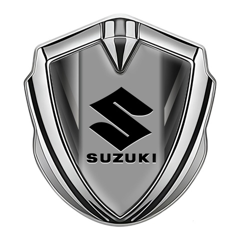 Suzuki Emblem Logo Schriftzug Aufkleber Silbertonfarbe Graue Striche Effekt mit Schwarz Logo