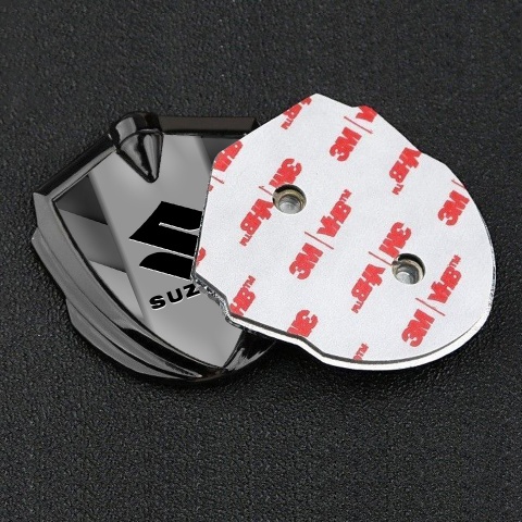 Suzuki Abzeichen selbstklebend Graphit Tonfarbe V Form Details mit Schwarz Logo