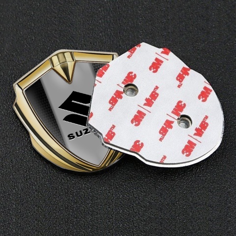 Suzuki Emblem Abzeichen selbstklebend Goldtonfarbe Schwarz Kohlenstoff Basis mit Grau logo Panel