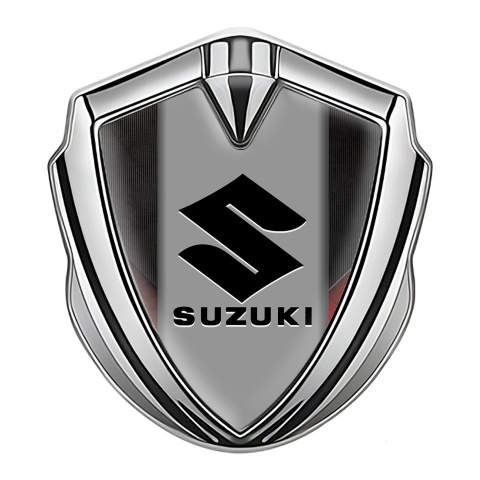 Suzuki Emblem Logo Schriftzug Aufkleber Silbertonfarbe Schwarz Rote Texture Hintergrund mit Grau Logo Panel