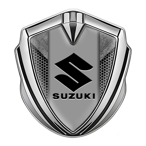 Suzuki Seitenflugel Emblem Aufkleber Silbertonfarbe Gittersockel mit zerkratztem Stein Design