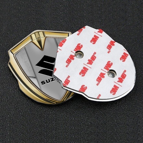 Suzuki Emblem Abzeichen Goldtonfarbe Steinstruktur Hintergrund mit Schwarz Logo