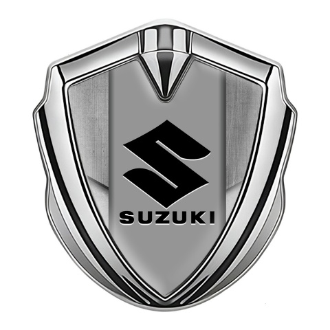 Suzuki Emblem Abzeichen Silbertonfarbe Steinstruktur Hintergrund mit Schwarz Logo