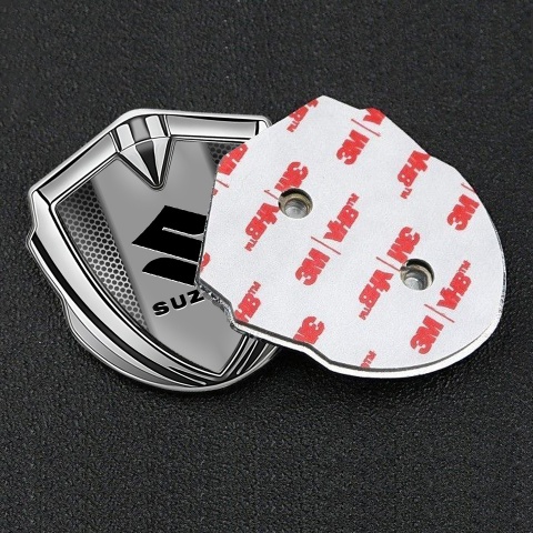 Suzuki Abzeichen selbstklebend Silbertonfarbe Stahl Gitter mit Schwarz Logo