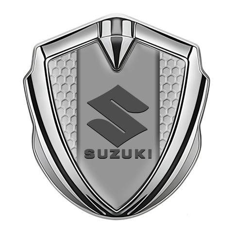 Suzuki Emblem Logo Schriftzug Aufkleber Silbertonfarbe Wabeneffekt basis mit Grau logo