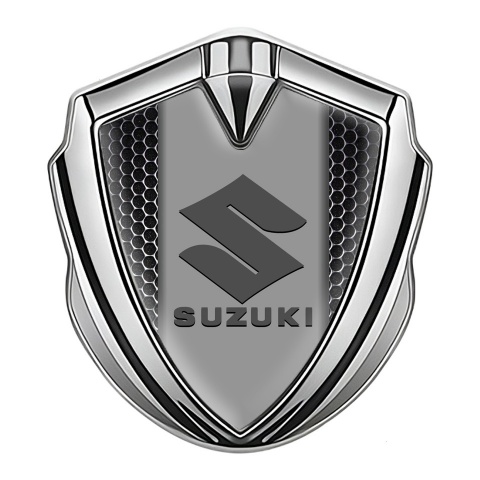 Suzuki Emblem Auto Zeichen Silbertonfarbe Perforierter Stahl basis mit Grau Logo