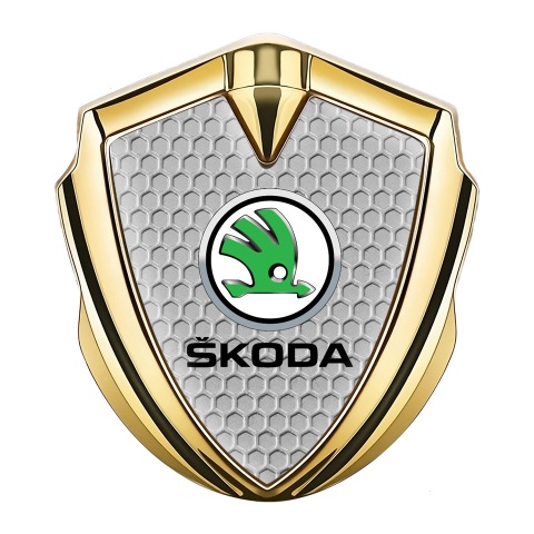 Skoda Abzeichen selbstklebend Goldtonfarbe mit Wabeneffekt und Grun logo Design