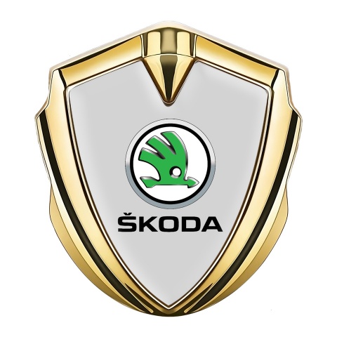 Skoda Emblem Abzeichen selbstklebend Goldtonfarbe mit Grau Basis und Grunes Metallic Logo
