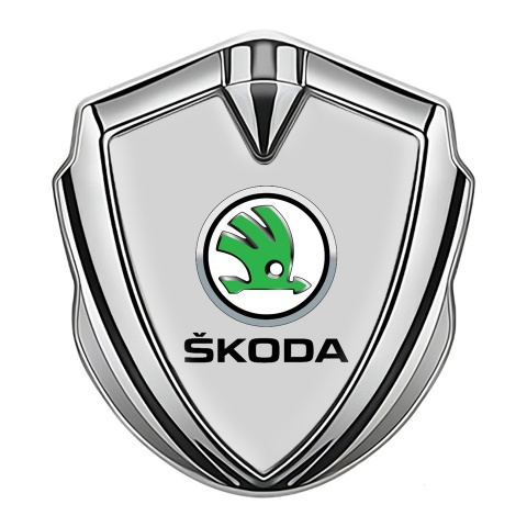 Skoda Emblem Abzeichen selbstklebend  Silbertonfarbe mit Grau Basis und Grunes Metallic Logo