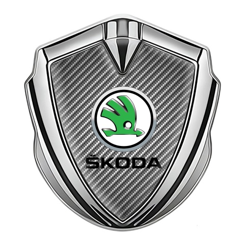 Skoda Emblem Aufkleber Autozubehor Silbertonfarbe mit Kohlenstoff Basis und Grunes Metallic Logo
