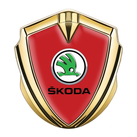 Skoda Emblem Logo Schriftzug Aufkleber Goldtonfarbe mit Rote Basis und Grunes Metallic Logo