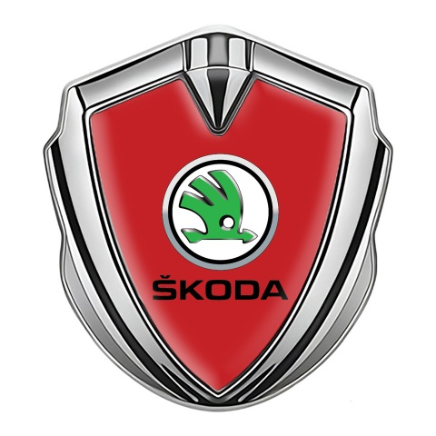Skoda Emblem Logo Schriftzug Aufkleber Silbertonfarbe mit Rote Basis und Grunes Metallic Logo