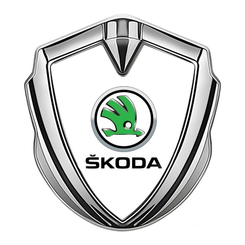 Skoda Seitenflugel Emblem Aufkleber Silbertonfarbe mit Weiss Basis und Grunes Metallic Logo