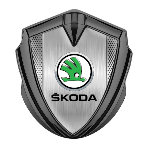 Skoda Emblem Abzeichen Graphit Tonfarbe mit Stahlgeflecht Effekt und Grun logo