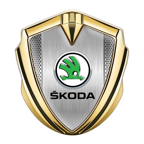 Skoda Emblem Abzeichen Goldtonfarbe mit Stahlgeflecht Effekt und Grun logo