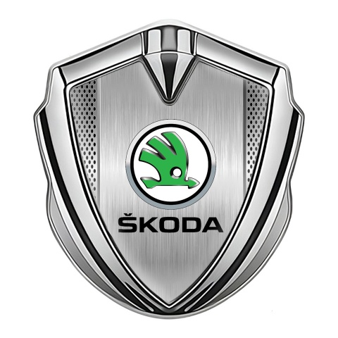 Skoda Emblem Abzeichen Silbertonfarbe mit Stahlgeflecht Effekt und Grun logo
