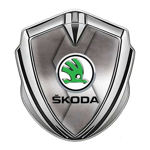 Skoda Abzeichen selbstklebend Silbertonfarbe mit S Form Metall und Grun Logo Stil