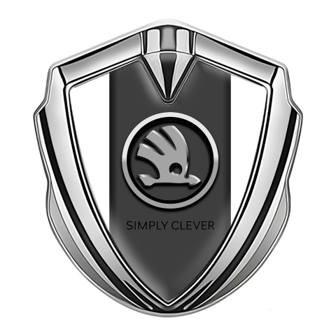 Skoda  Selbstklebendes Metallaufkleber Emblem Silbertonfarbe mit Weiss Huntergrund und Verchromt Logo
