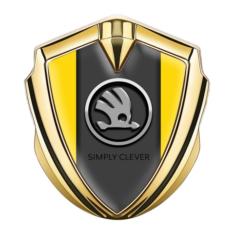 Skoda Seitenflugel Emblem Aufkleber Goldtonfarbe mit Gelb Hintergrund und Verchromt Logo Stil