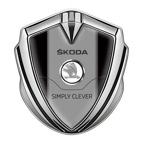 Skoda Emblem Abzeichen selbstklebend Silbertonfarbe mit Schwarz Basis und Stahl Logo Stil