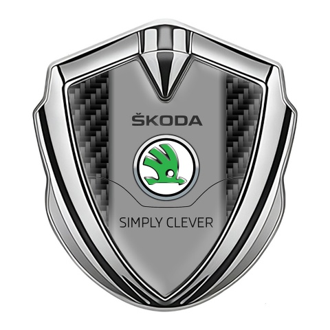 Skoda Emblem Auto Zeichen Silbertonfarbe mit Schwarz Carbon Basis und Klassisch Logo