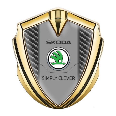 Skoda Emblem Abzeichen selbstklebend Goldtonfarbe mit Dunkler Kohlenstoff Hintergrund