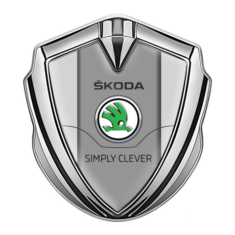 Skoda Emblem Auto Zeichen Silbertonfarbe mit Grau Hintergrund und Klassisch Logo