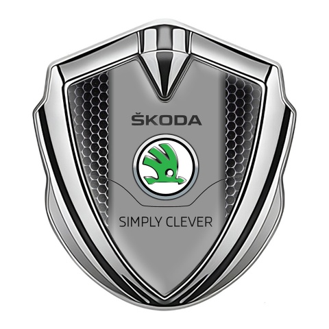 Skoda Selbstklebendes Metallaufkleber Emblem Silbertonfarbe mit Perforierter Stahl Effekt und Grun Logo Stil
