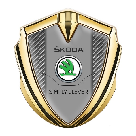 Skoda Emblem Logo Schriftzug Aufkleber Goldtonfarbe mit Kohlenstoff Auflage