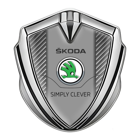 Skoda Emblem Logo Schriftzug Aufkleber Silbertonfarbe mit Kohlenstoff Auflage