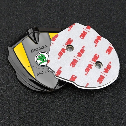 Skoda Seitenflugel Emblem Aufkleber Graphit Tonfarbe mit Gelb Basis und Grau Panel Logo