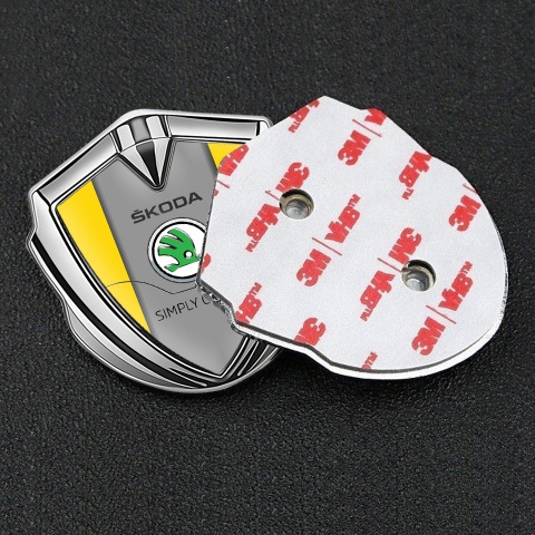 Skoda Seitenflugel Emblem Aufkleber Silbertonfarbe mit Gelb Basis und Grau Panel Logo