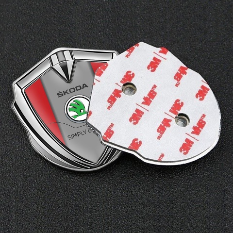 Skoda Seitenflugel Emblem Aufkleber Silbertonfarbe mit Rote basis und grau Panel logo