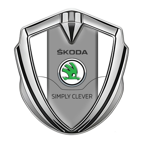 Skoda Emblem Abzeichen Silbertonfarbe mit Weiss Basis und Grau Logo Panel
