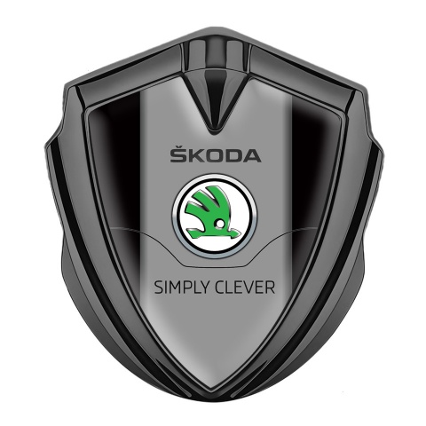 Skoda Abzeichen selbstklebend Graphit Tonfarbe mit Schwarz Basis und Grau Logo Panel