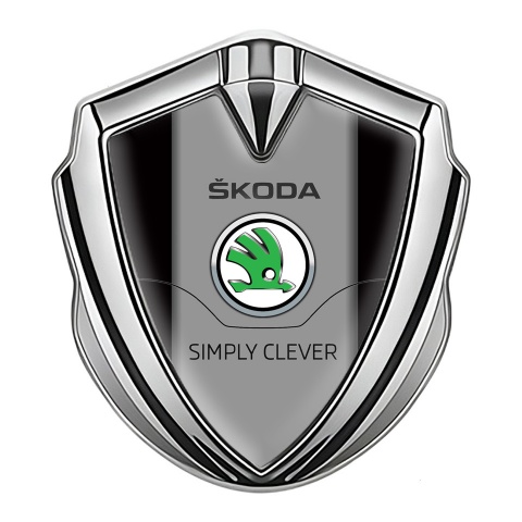 Skoda Abzeichen selbstklebend Silbertonfarbe mit Schwarz Basis und Grau Logo Panel