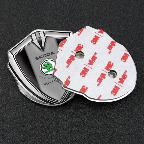 Skoda Abzeichen selbstklebend Silbertonfarbe mit Schwarz Basis und Grau Logo Panel