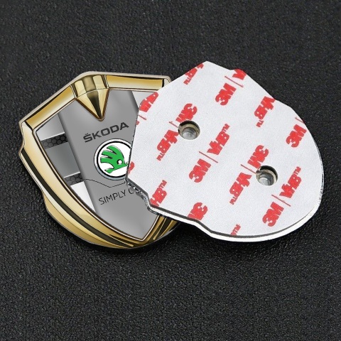 Skoda Emblem Auto Zeichen Goldtonfarbe mit Metallelemente Effekt und Grau Logo Panel